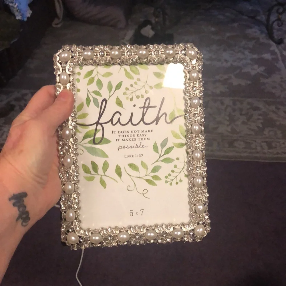 Beautiful Faux Pearl & Rhinestone “Faith” Photo Frame. Holds a 5 x 7 pic!